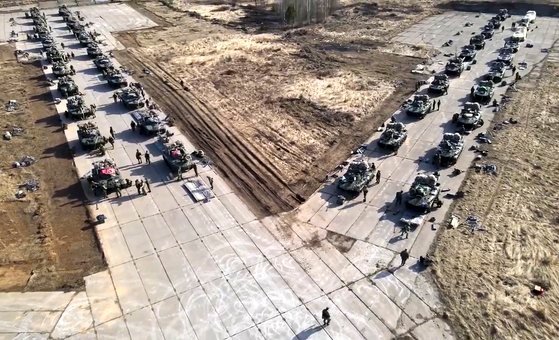 러시아군이 크림반도에 주둔하며 군사훈련을 벌이는 모습. [AP=연합뉴스]