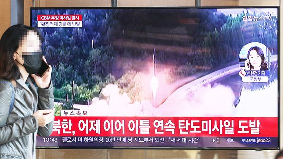 북한이 대륙간탄도미사일(ICBM) 추정 미사일을 발사한 18일 서울역 대합실에 설치된 모니터에서 관련 뉴스가 나오고 있다. 연합뉴스