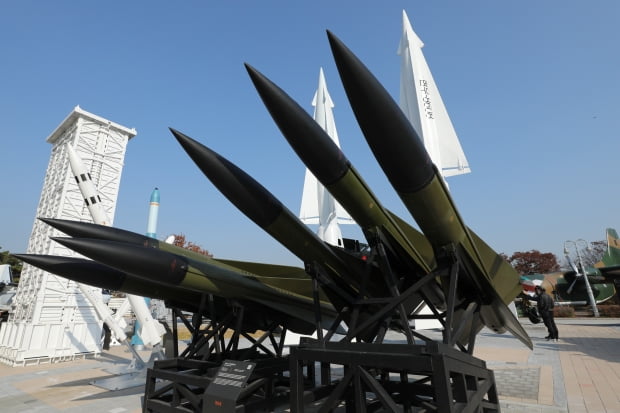 북한이 8일 만에 단거리탄도미사일(SRBM)을 발사한 17일 서울 용산구 전쟁기념관에 미사일 모형이 전시돼 있다. 사진=뉴스1