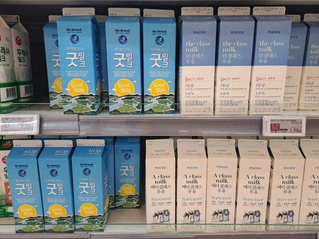 17일 이마트에서 판매되고 있는 이마트 자체 브랜드 노브랜드, 피코크의 우유. /김세린 기자