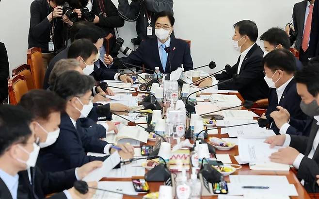 Woo Won-shik, Chair of the National Assembly’s Special Committee on Budget & Accounts (center), is tapping the gavel at the Sub-committee for Budget Amendment on November 17, 2022. /Yonhap News