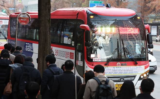 이번 버스는 탈 수 있을까 KD운송그룹의 경기지역 14개 버스업체가 광역버스 입석 승차를 중단한 18일 오전 성남시 한 버스정류장에서 사람들이 버스를 기다리고 있다. 연합뉴스