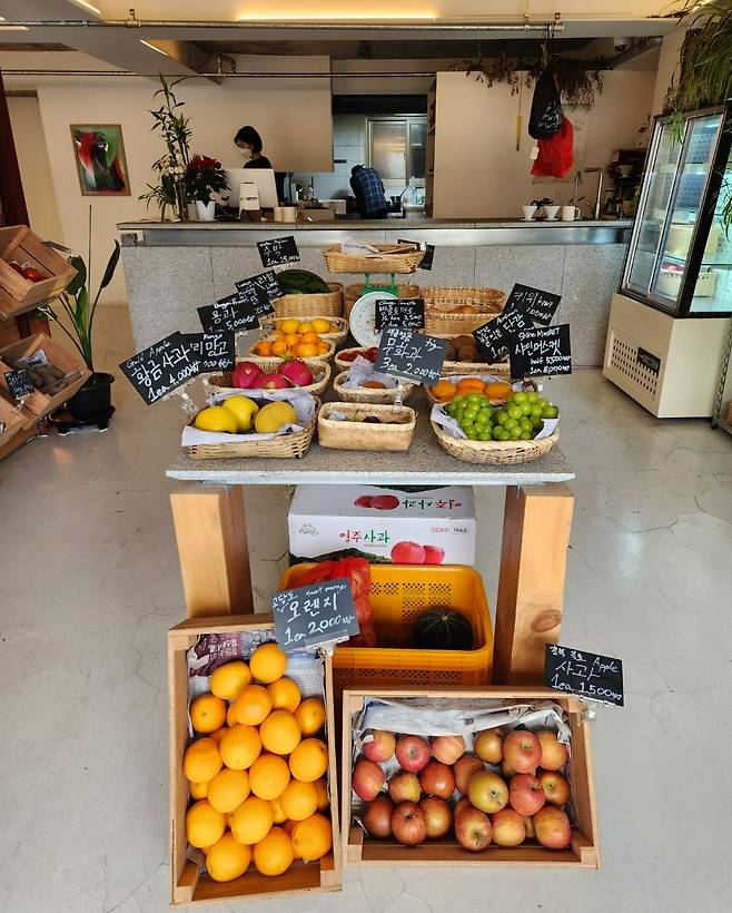 Fruits are displayed at Hmm Market in Haebangchon, central Seoul. (Song Seung-hyun/The Korea Herald)