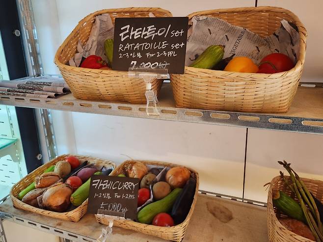 A separate shelf for baskets that contain sets of ingredients for specific dishes at Hmm Market in Haebangchon, central Seoul (Song Seung-hyun/The Korea Herald)