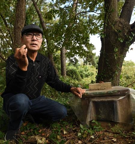 전시진 전 부산환경운동연합 고문이 지난달 14일 부산 사하구 을숙도에 설치된 고양이 급식소 옆에서 상황을 설명하고 있다. 전 전 고문은 철새와 고양이가 서식하는 경계를 더욱 뚜렷하게 구분 지어야 성공적 공생이 가능하다고 본다. 을숙도=이한형 기자