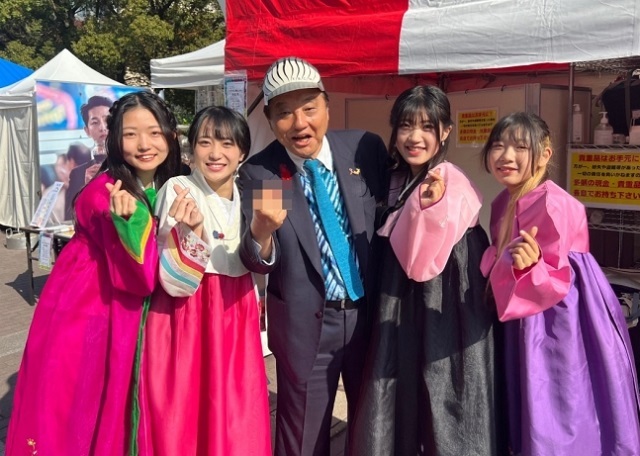 지난 12일 일본 나고야 시내 히사야오도리 공원에서 열린 ‘한국 페스티벌’에 참석한 가와무라 다카시 나고야 시장이 현지 아이돌 그룹 ‘아모르’ 멤버들과 찍은 사진. 트위터 캡처