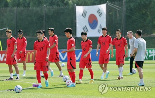 (도하=연합뉴스) 안면 보호대를 착용한 '캡틴' 손흥민(왼쪽 두번째) 등 대한민국 축구 국가대표팀 선수들이 16일 오전(현지시간) 카타르 도하의 알에글라 훈련장에서 훈련하고 있다.