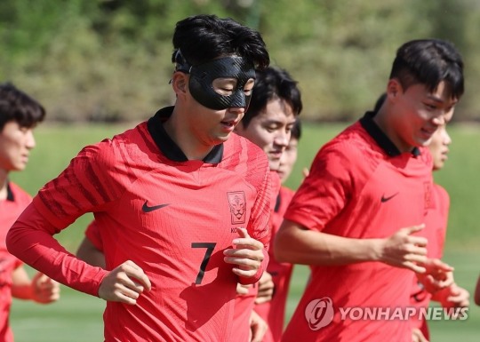 (도하=연합뉴스)  안면보호대를 착용한 '캡틴' 손흥민(왼쪽 두번째) 등 축구 국가대표팀 선수들이 지난 16일 오전(현지시간) 카타르 도하의 알에글라 훈련장에서 진행된 첫 '완전체' 훈련에서 러닝을 하며 몸을 풀고 있다.