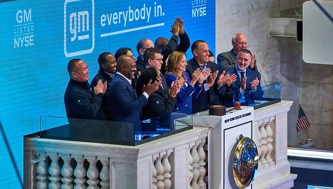 메리 바라 GM 회장(앞줄 가운데)이 17일(현지시간) GM의 직원·딜러들과 함께 뉴욕 증권거래서에서 ‘인베스터 데이’ 오프닝벨을 울리고 박수를 치고 있다. [사진 제공=GM]