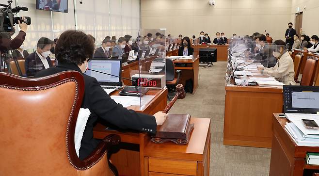 정춘숙 보건복지위원장이 국회 보건복지위원회 전체회의에서 의사봉을 두드리고 있다. 연합뉴스