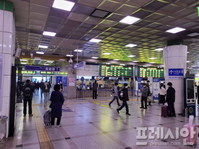 ▲입석 금지로 인한 '버스 대란'을 예상해 버스가 아닌 기차를 선택한 시민들이 승강장으로 이동하고 있다. ⓒ프레시안(박종현)
