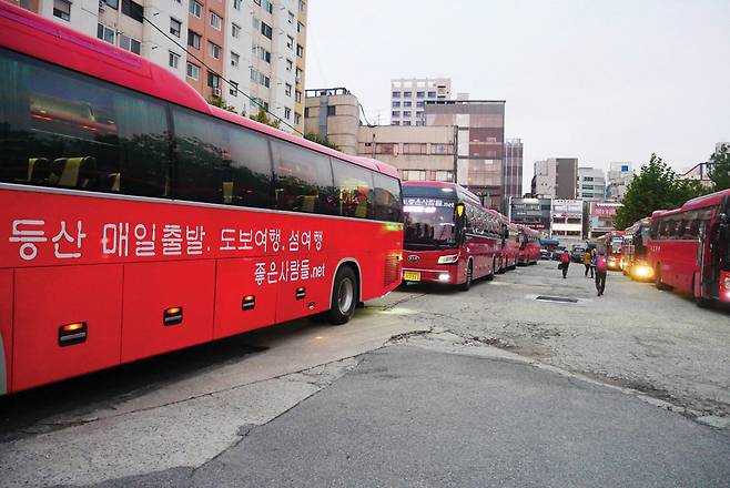 매일 아침 6시 30분 사당역 공영주차장에 가면 전국 각지로 가는 안내산악회 버스들이 줄을 잇는다. 왼쪽 라인의 버스들이 좋은사람들 산악회 버스다.