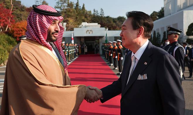 윤석열 대통령과 무함마드 빈 살만 사우디아라비아 왕세자 겸 총리가 17일 서울 용산구 한남동 대통령 관저에서 열린 한·사우디 회담 및 오찬을 마친 후 악수를 나누고 있다. 대통령실 제공