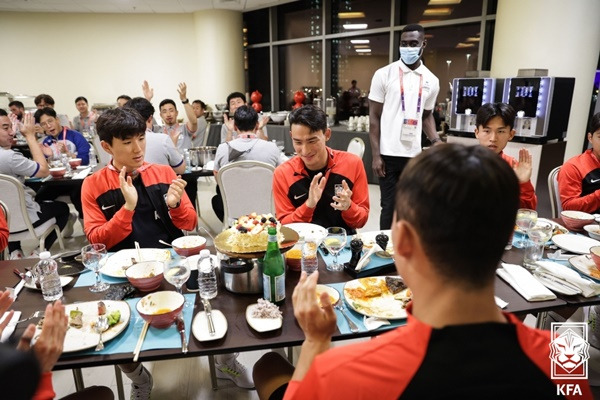 조유민(가운데 오른쪽) / 사진=대한축구협회 제공