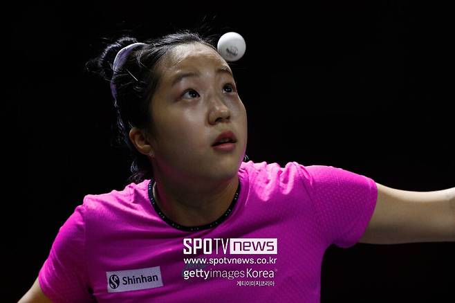 ▲ 신유빈이 2022 국제탁구연맹(ITTF)-아시아탁구연맹(ATTU) 아시안컵 여자단식 1회전에서 서브를 구사하고 있다.