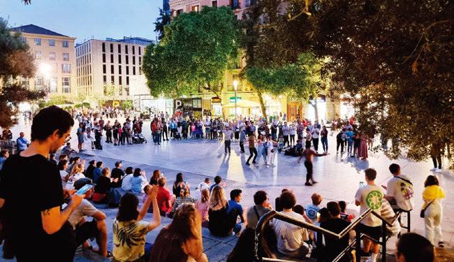 거리 곳곳에서 예술가들의 공연을 만날 수 있다. [구희언 기자]