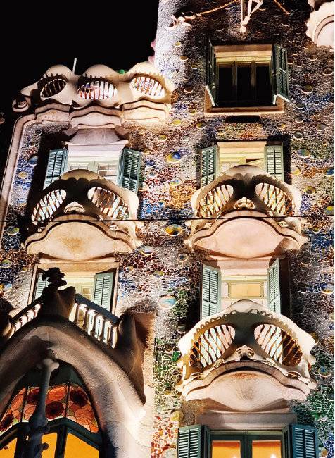 카사 바트요. 밤에 뼈 형태의 디자인이 더 잘 보인다. [구희언 기자]