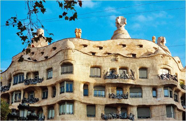 채석장이라는 별명이 있는 카사 밀라. 카페에서 카사 밀라 ‘미리 보기’를 할 수 있다. [구희언 기자]