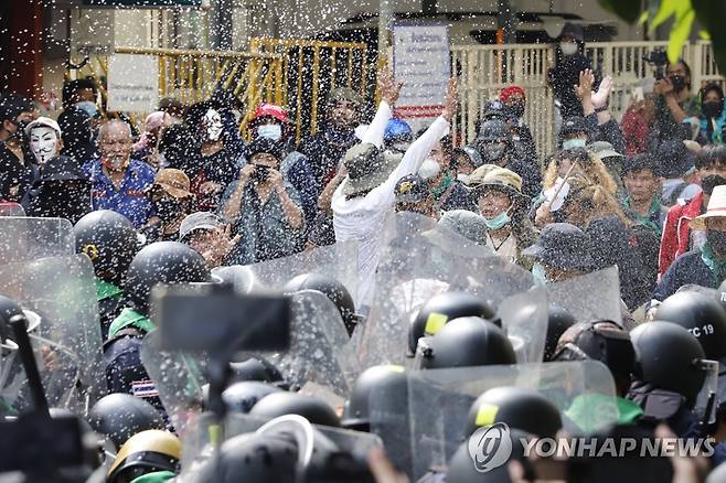 시위대와 경찰 충돌 [AP 연합뉴스 자료사진. 재판매 및 DB 금지]
