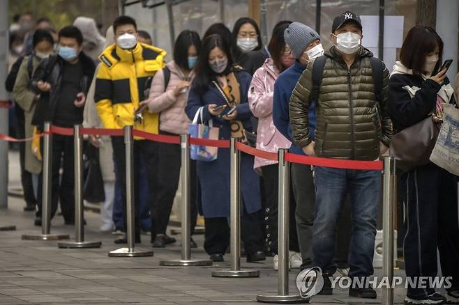 18일 코로나 검사받으러 줄 선 베이징 시민들 (AP.연합뉴스)