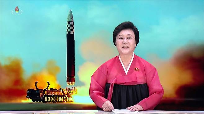19일 북한 리춘히 아나운서가 전날 있었던 화성-17형 대륙간탄도미사일(ICBM) 시험발사 소식을 전하고 있다. (사진= 연합뉴스)