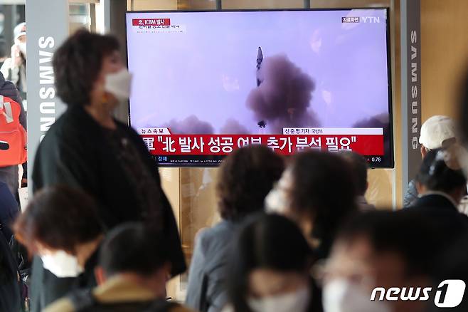 북한이 전날인 17일 오전 평양 순안 일대에서 동해상으로 대륙간탄도미사일(ICBM)을 발사했다. 북한이 쏜 미사일의 비행거리는 약 1000㎞, 정점고도는 약 6100㎞, 최고속도는 마하22(초속 7.48㎞) 수준으로 탐지됐다.  2022.11.18/뉴스1 ⓒ News1 민경석 기자