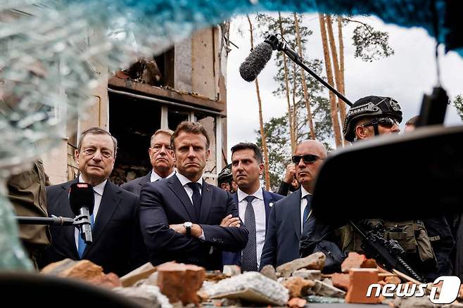 <자료 사진> 에마뉘엘 마크롱 프랑스 대통령과 마리오 드라기 이탈리아 총리가 올해 6월 16일(현지시간) 우크라이나 수도 키이우 인근 이르핀을 방문해 러시아 군의 포격 피해 현장을 둘러 보고 있다. ⓒ AFP=뉴스1 ⓒ News1 우동명 기자