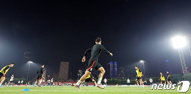 파울루 벤투 감독이 이끄는 대한민국 축구대표팀 선수들이 18일 오후(현지시간) 카타르 도하 알 에글라 트레이닝센터에서 훈련을 하고 있다. 2022.11.18/뉴스1 ⓒ News1 이동해 기자