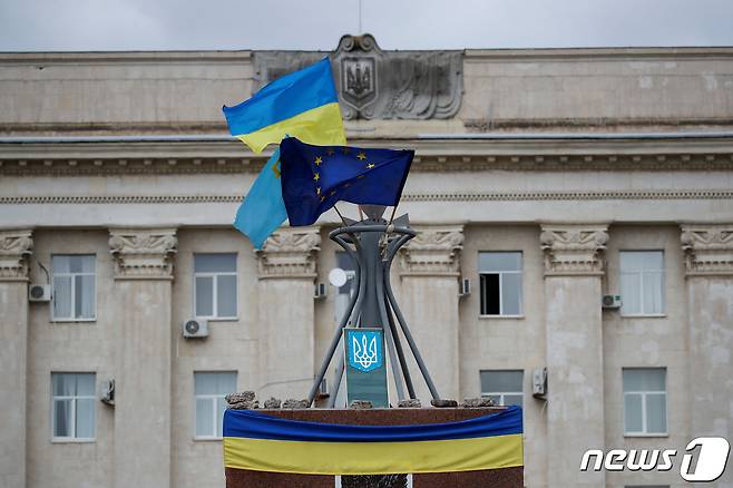 우크라이나가 러시아 군에 빼앗겼던 남부 도시 헤르손을 8개월 만에 되찾은 가운데, 우크라이나 국기와 유럽연합(EU) 깃발이 도시 중심부에 게양돼 있다. 2022.11.16. ⓒ 로이터=뉴스1 ⓒ News1 정윤영 기자