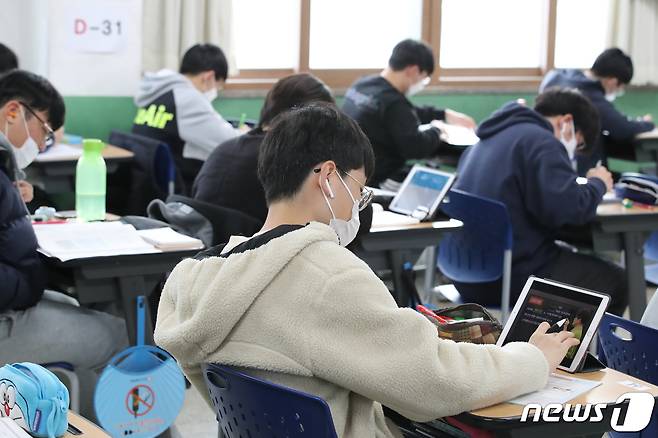 2021학년도 대학수학능력시험을 한 달여 앞둔 2일 오후 대구 수성구 경신고등학교 3학년 교실에서 한 수험생이 태블릿 PC를 이용해 수능 준비에 집중하고 있다. 2020.11.2/뉴스1 ⓒ News1 공정식 기자