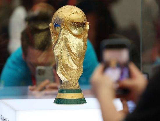 2022 카타르 월드컵 개막을 나흘 앞둔 16일(현지시간) 카타르 도하 FIFA 팬 페스티벌 행사장 내 설치된 FIFA 박물관 특별전시회 공식 오프닝 이벤트에서 참석자가 대회 우승 트로피를 휴대전화로 촬영하고 있다./연합뉴스