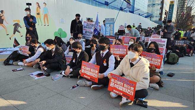 19일 오후 3시 30분쯤 서울 광화문역 2번출구 앞에서 촛불중고생시민연대가 "윤석열 퇴진"을 외치며 집회를 벌이고 있다. 이날 집회엔 막 수능 시험을 치른 고3학생 등 교복을 입은 학생 20여명을 포함, 총 100여명이 모였다. /김휘원 기자