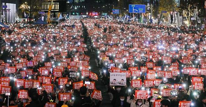 19일 오후 서울 중구 숭례문 일대에서 촛불전환행동 주최로 윤석열 정부를 규탄하는 촛불집회가 열리고 있다.ⓒ뉴시스