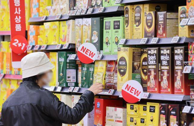 지난 6일 서울 시내 한 대형마트에 커피믹스가 진열돼 있다. 연합뉴스