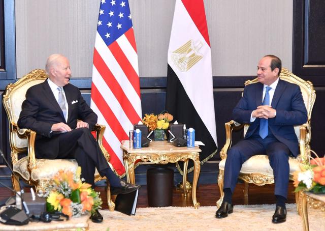 조 바이든(왼쪽) 미국 대통령과 압델 파타 엘시시 이집트 대통령이 11일 샤름 엘 셰이크에서 회담을 하고 있다. 샤름 엘 셰이크=로이터 연합뉴스