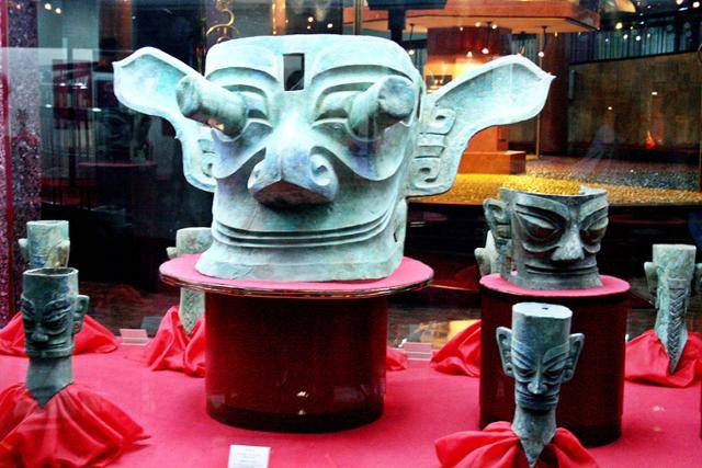 쓰촨성 광한시 싼싱두이(삼성퇴)박물관의 청동기 유물. 3,000~5,000년 전 고대문명 유물로, 중원의 얼굴과는 사뭇 다르다. ⓒ최종명