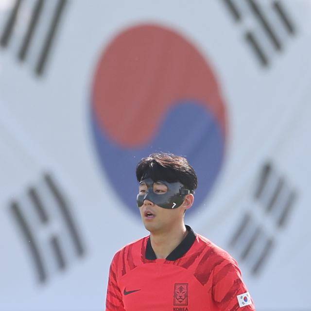 2022 카타르 월드컵에 출전하는 대한민국 축구 국가대표팀의 손흥민이 16일 카타르 도하의 알에글라 훈련장에서 안면 보호대를 착용한 채로 훈련에 임하고 있다. 도하=연합뉴스