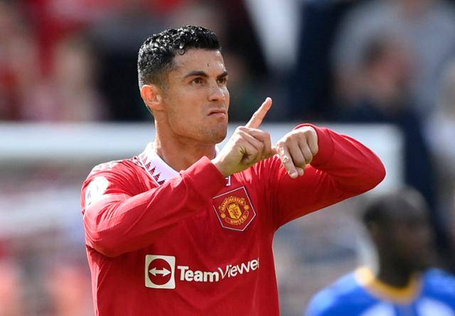 맨체스터 유나이티드(맨유)의 크리스티아누 호날두(27·포르투갈)가 지난 8월 7일 맨체스터의 올드 트래퍼드에서 열린 맨유 대 브라이턴 앤드 호브 앨비언(브라이턴)의 경기에서 브라이턴의 자책골로 득점한 뒤 불만족스러운 표정을 짓고 있다. 맨체스터 로이터=연합뉴스