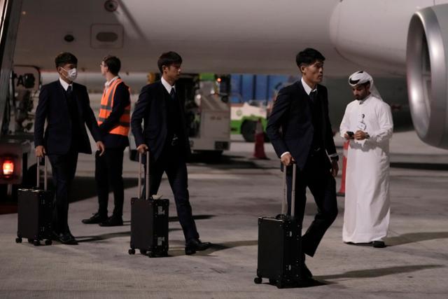 잉글랜드 프리미어리그(EPL) 아스널의 토미야스 다케히로(오른쪽) 등 일본 국가 대표팀이 지난 18일 카타르 도하 하마드국제공항에 도착해 이동하고 있다. AP 연합뉴스