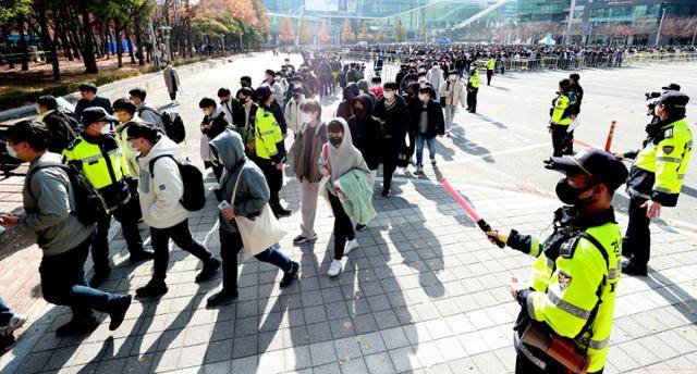 17일 부산 해운대구 벡스코에서 개막한 국내 최대 게임 전시회 지스타에서 관람객 입장 동선에 경찰이 배치돼 있다. 주최 측과 부산시, 경찰은 이태원 참사와 같은 안전사고 예방을 위해 안전관리 인력을 2배 늘리고 구역별 입장 인원도 제한할 방침이다. 부산=연합뉴스