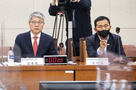 국회 연금개혁특별위원회 민간자문위원회 공동위원장에 임명된 김용하 순천향대 IT금융경제학과 교수(왼쪽)와 김연명 중앙대 사회복지학과 교수(오른쪽). 뉴스1