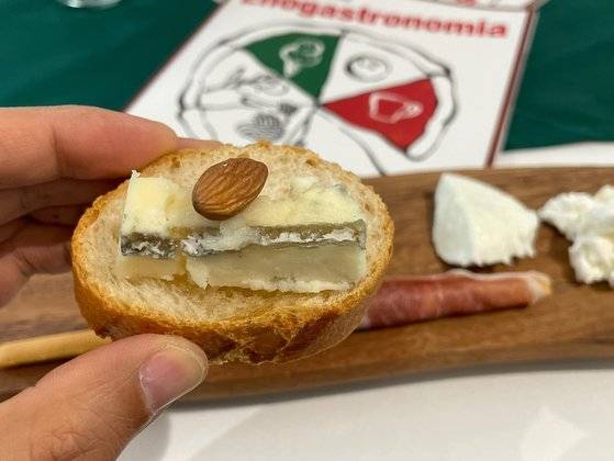 세계 이탈리아 음식주간에서 진행된 치즈 시식 행사에서 맛본 다양한 이탈리아 치즈. 푸른 곰팡이가 낀 고르곤졸라는 빵이나 견과류를 곁들여 먹으면 좋다. 최승표 기자