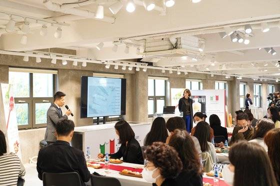 지난 17일 서울 '하이스트리트 이탈리아'에서 진행된 치즈 행사에서는 다양한 이탈리아 치즈를 맛보고 정보를 얻을 수 있는 자리가 마련됐다. 사진 이탈리아관광청