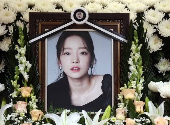 지난 2019년 고(故) 구하라의 장례식장에 놓인 영정. 사진공동취재단