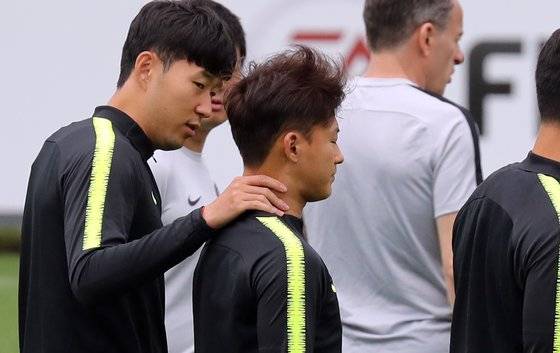 지난 2019년 축구대표팀 훈련 도중 이승우(오른쪽)와 대화를 나누는 손흥민(맨 왼쪽). 연합뉴스