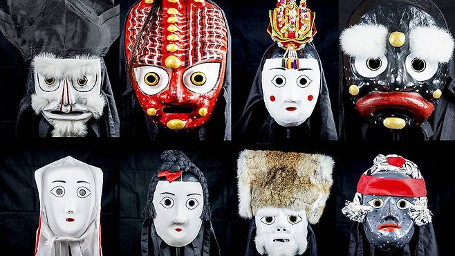 봉산탈춤에 등장하는 주요 탈. 왼쪽 위부터 시계방향으로 맏양반탈, 취발이탈, 소무탈, 노장탈, 미얄탈, 영감탈, 덜머리탈, 상좌탈.