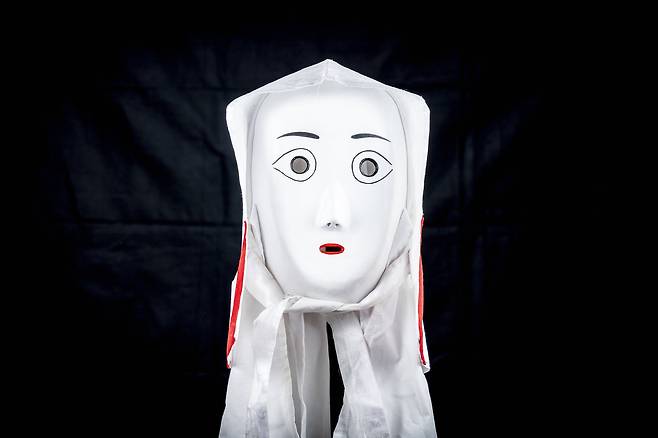 제1과장에 등장하는 상좌탈의 모습. 극에서 사상좌는 대사가 없지만 관객이 극에 몰입할 수 있게 해준다.