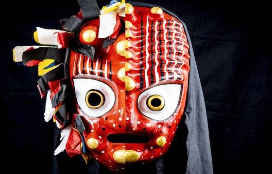 목중탈(왼쪽)과 취발이탈은 같은 붉은계열의 색이지만 농도 차를 둬 의미를 부여했다.