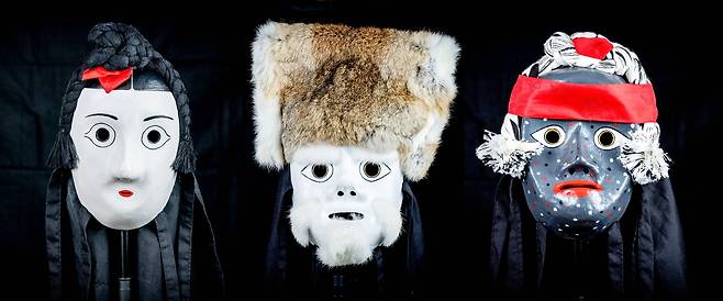 (왼쪽부터)덜머리탈, 영감탈, 미얄탈. 제7과장에 등장하는 탈로 어렵게 남편을 찾은 미얄과 그 첩인 덜머리와의 갈등을 그리고 있다.