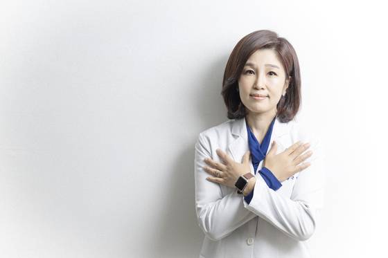 천근아 세브란스 병원 소아정신과 교수가 두려움, 불안이 밀려올 때 쉽게 마음을 가라앉히는 ‘버터플라이 허그’를 하고 있다. 정준희 기자